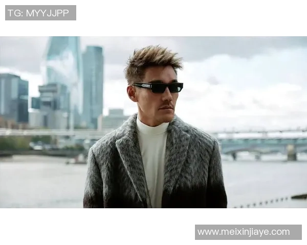 胡兵与国际足球明星亲密合影引发网友热议背后故事揭秘