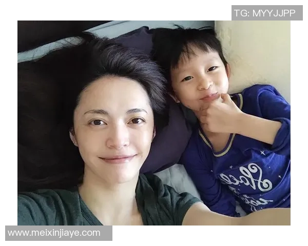 与足球明星亲密合影记录难忘瞬间分享精彩剪映时刻