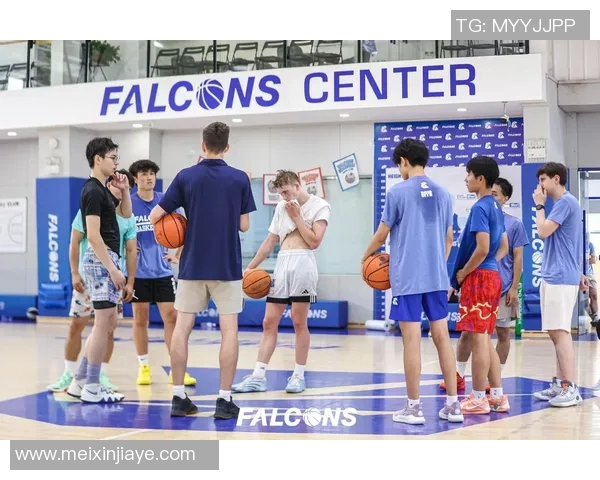 篮球明星走进观澜湖小学与孩子们亲密互动传授篮球技巧和梦想